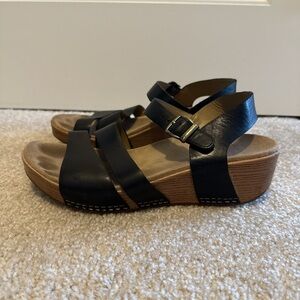 Dansko Women’s Lindsay Wedge Sandals